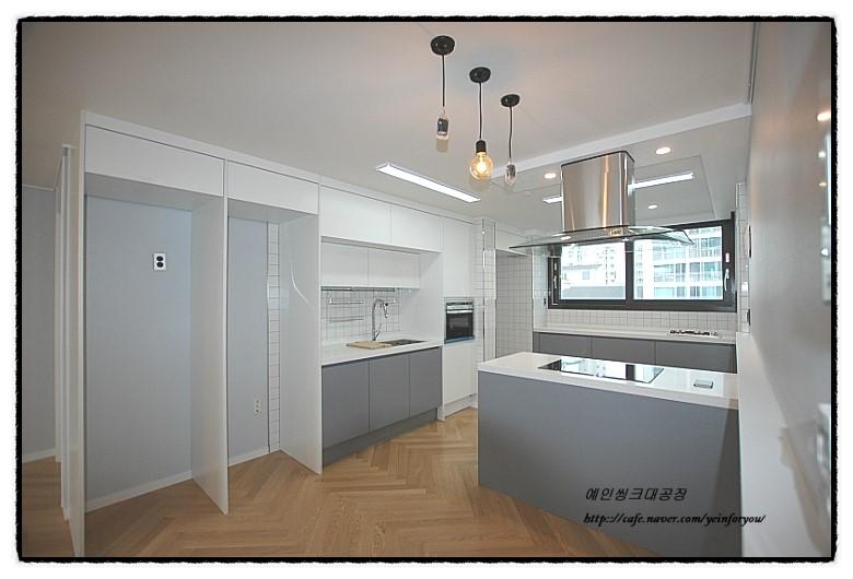 헤링본 마루와 화이트 상판의 조화