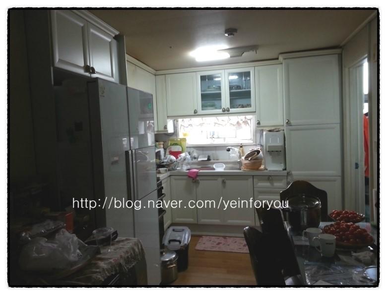 화이트 캐비닛과 냉장고가 조화를 이루는 넓어진 주방
