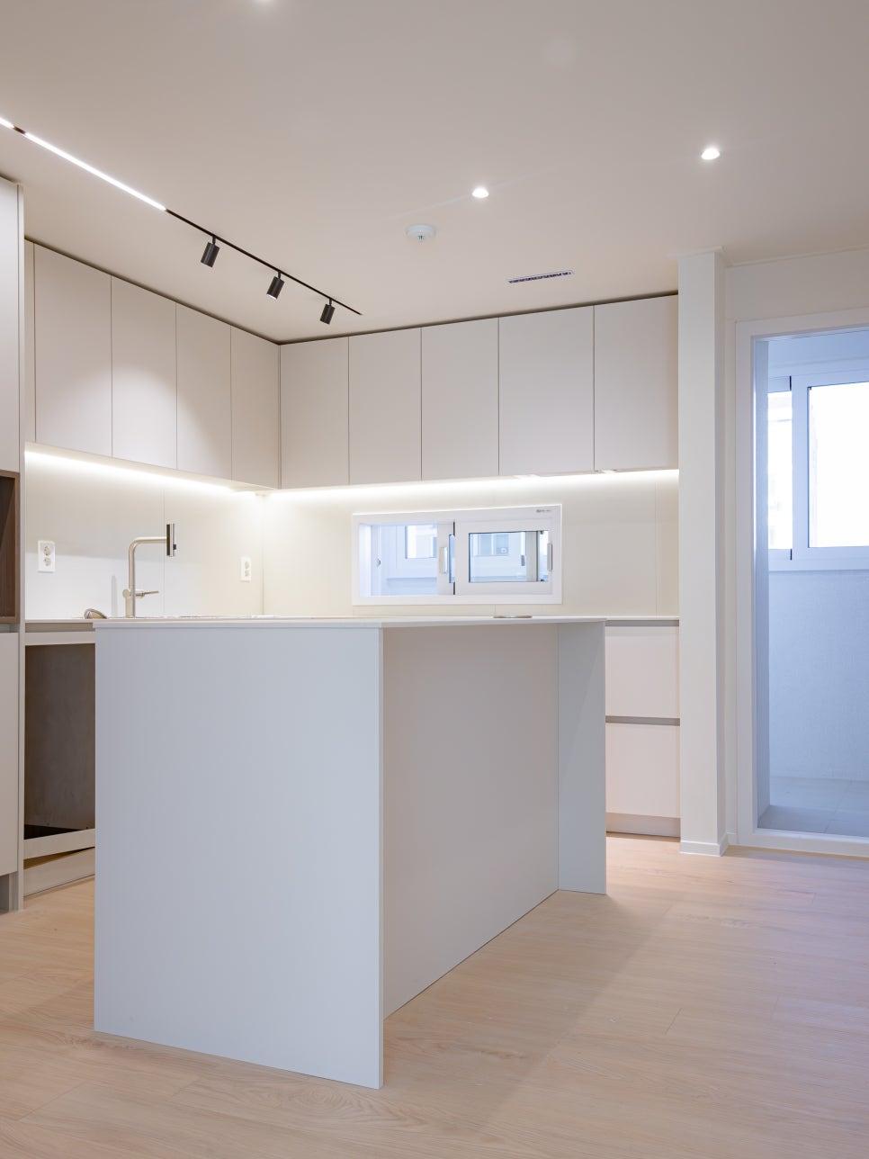 로봇청소기장과 오븐장이 조화롭게 배치된 키큰장 영역