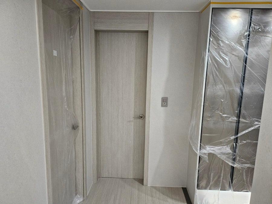 현관 수납장 보양 작업을 마친 상태