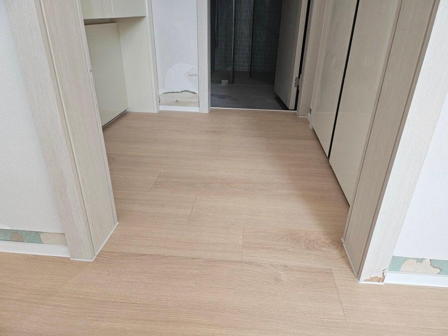 (공사 과정) 따뜻한 목재 톤이 드러나기 시작한 복도