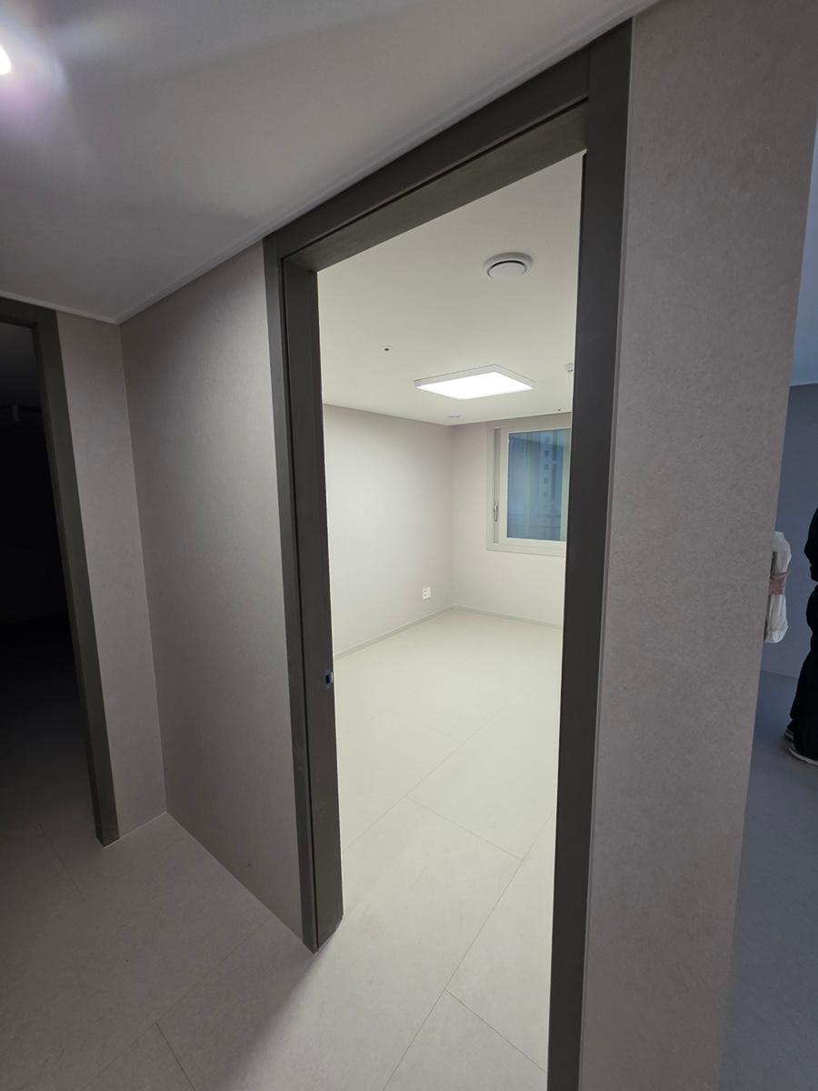 모든 공정이 끝나고 세련된 무드로 재탄생한 복도
