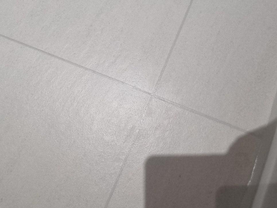 타일 사이의 틈새를 세밀하게 확인하는 과정