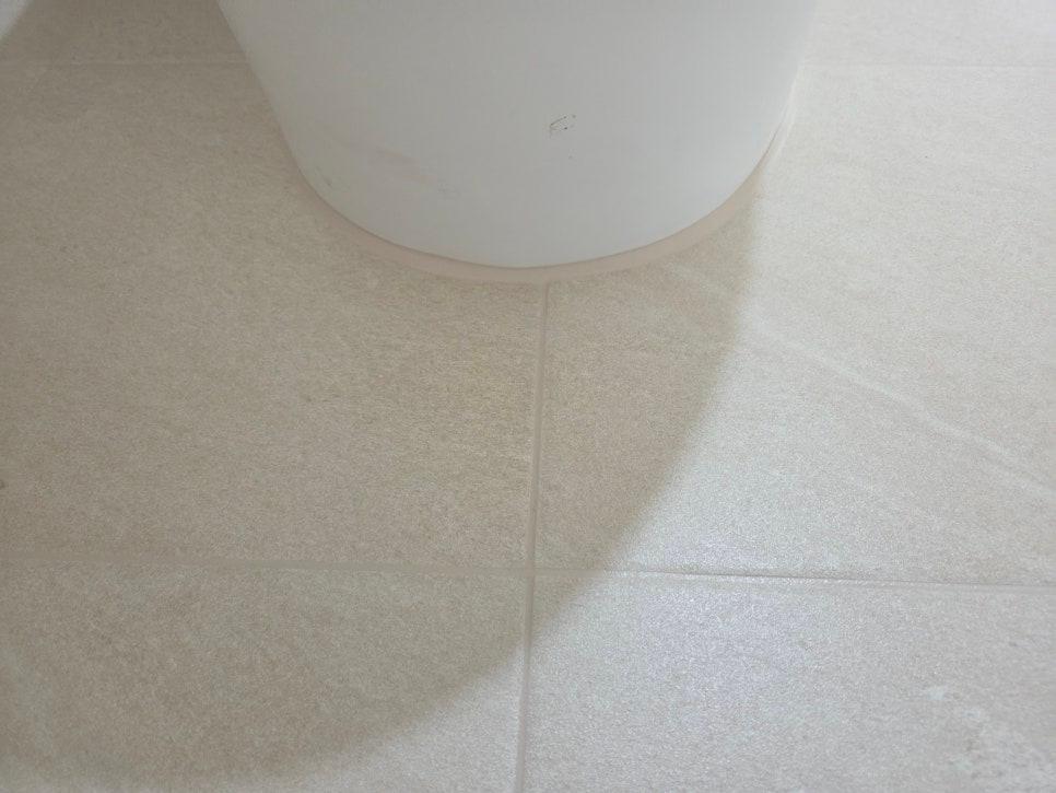 바닥 타일 사이를 채우기 위한 준비 단계