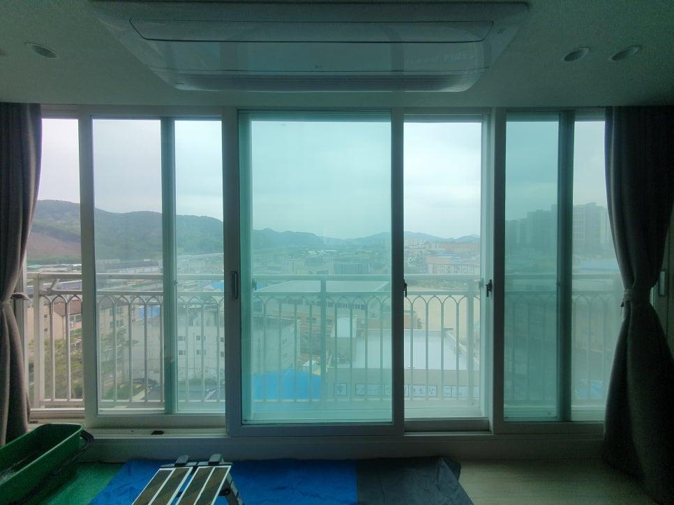 뿌연 먼지로 가려져 답답했던 거실 창가