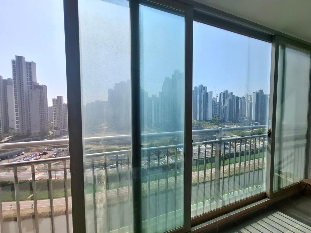 메탈 난간 너머로 깨끗하게 보이는 도시 풍경