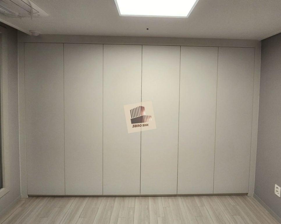 회색 벽면과 대비되는 화사한 화이트 톤의 붙박이장