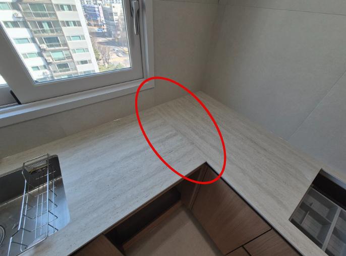 햇살과 함께 완성된 깨끗한 상판 공간