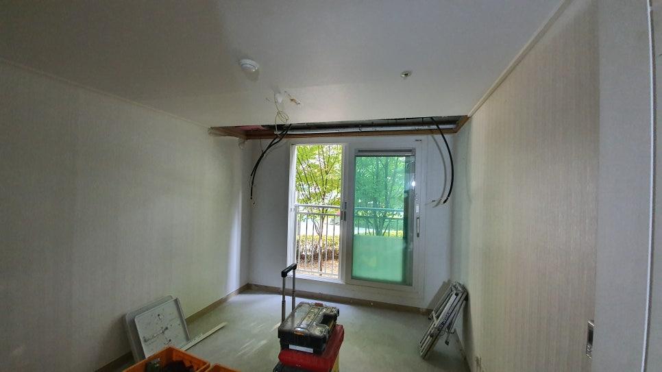 공사가 시작된 직후의 창가 쪽 현장 모습