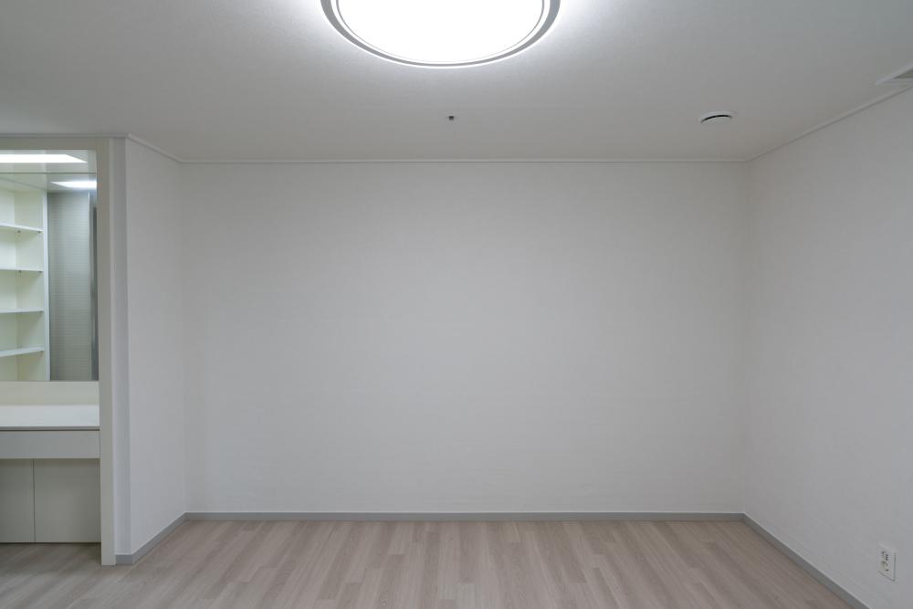 화이트와 우드가 조화를 이루는 드레스룸