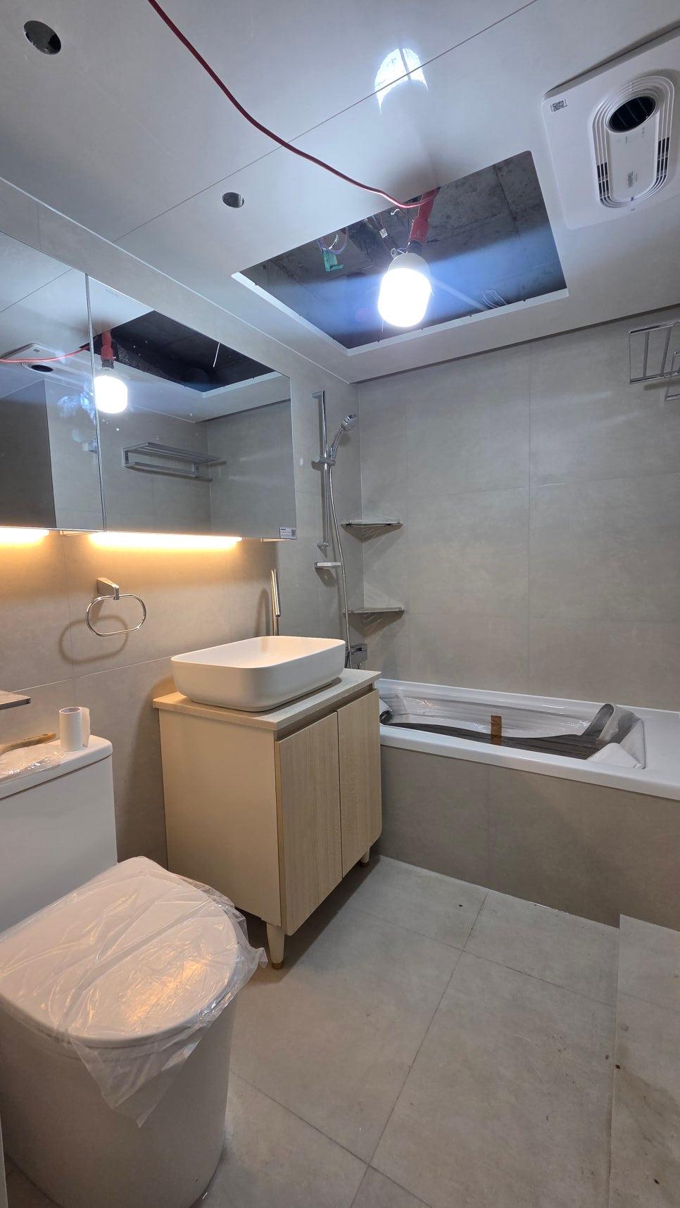 수납장과 세면대가 자리를 잡아가던 시공 중 모습