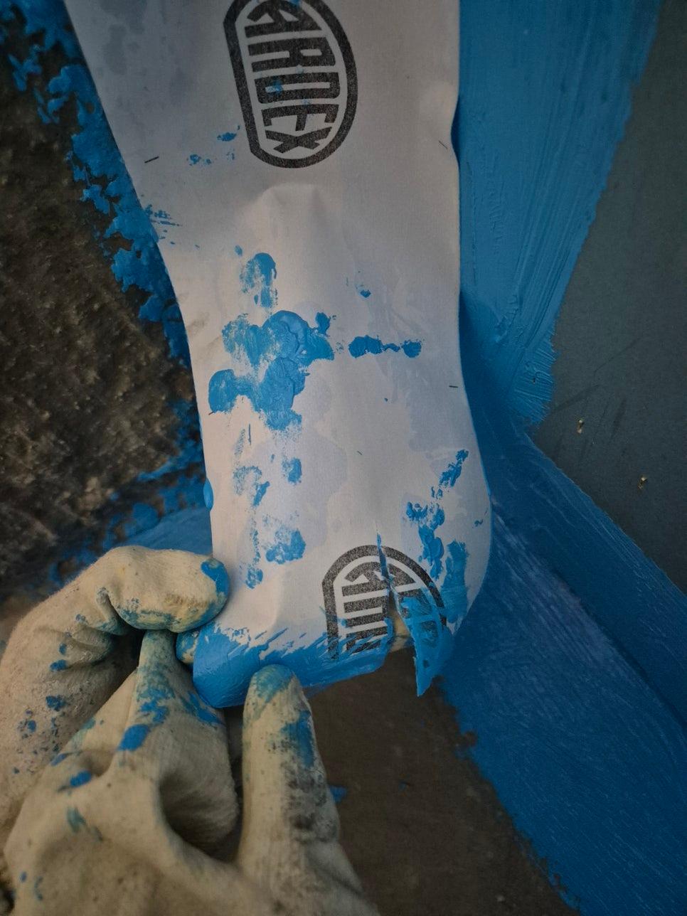 벽면과 보드의 접합부를 꼼꼼히 맞추는 과정