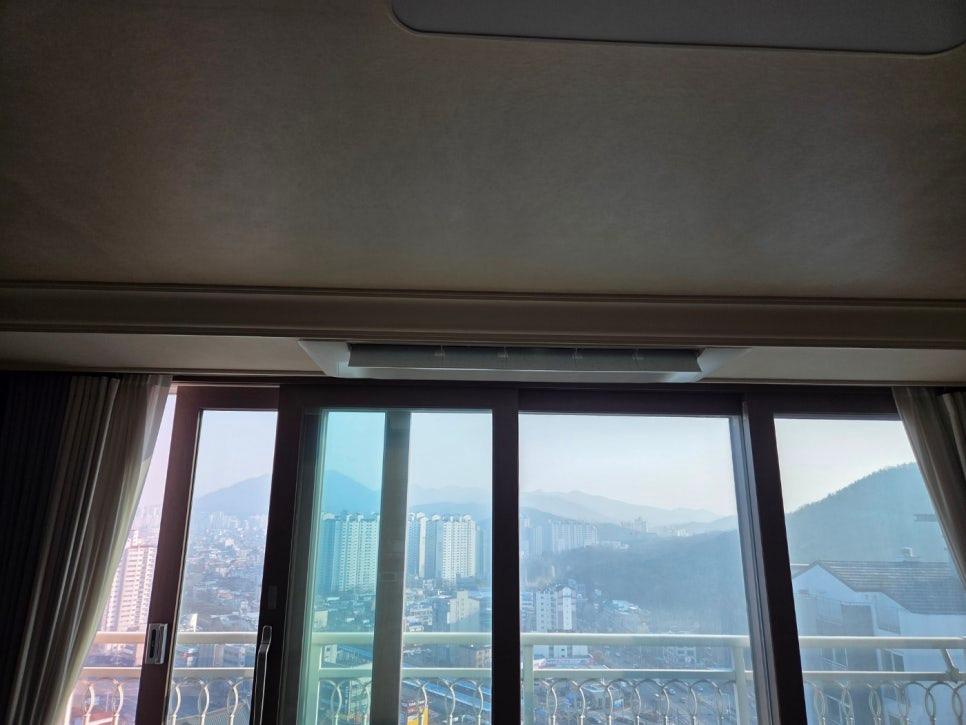 라운드형 발코니 난간이 보이는 실외기 위치 선정 구간