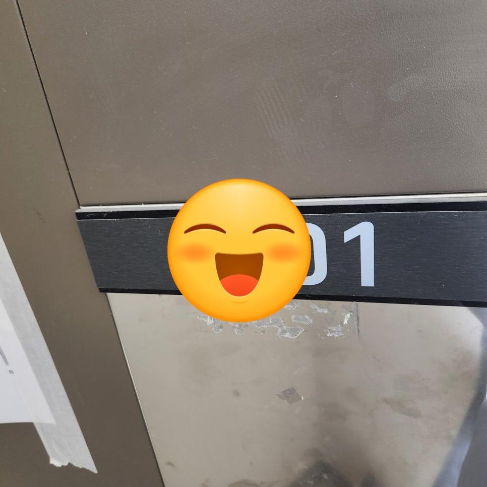 실내기 위치를 잡기 위해 벽면 번호를 표시하며 작업 중인 모습