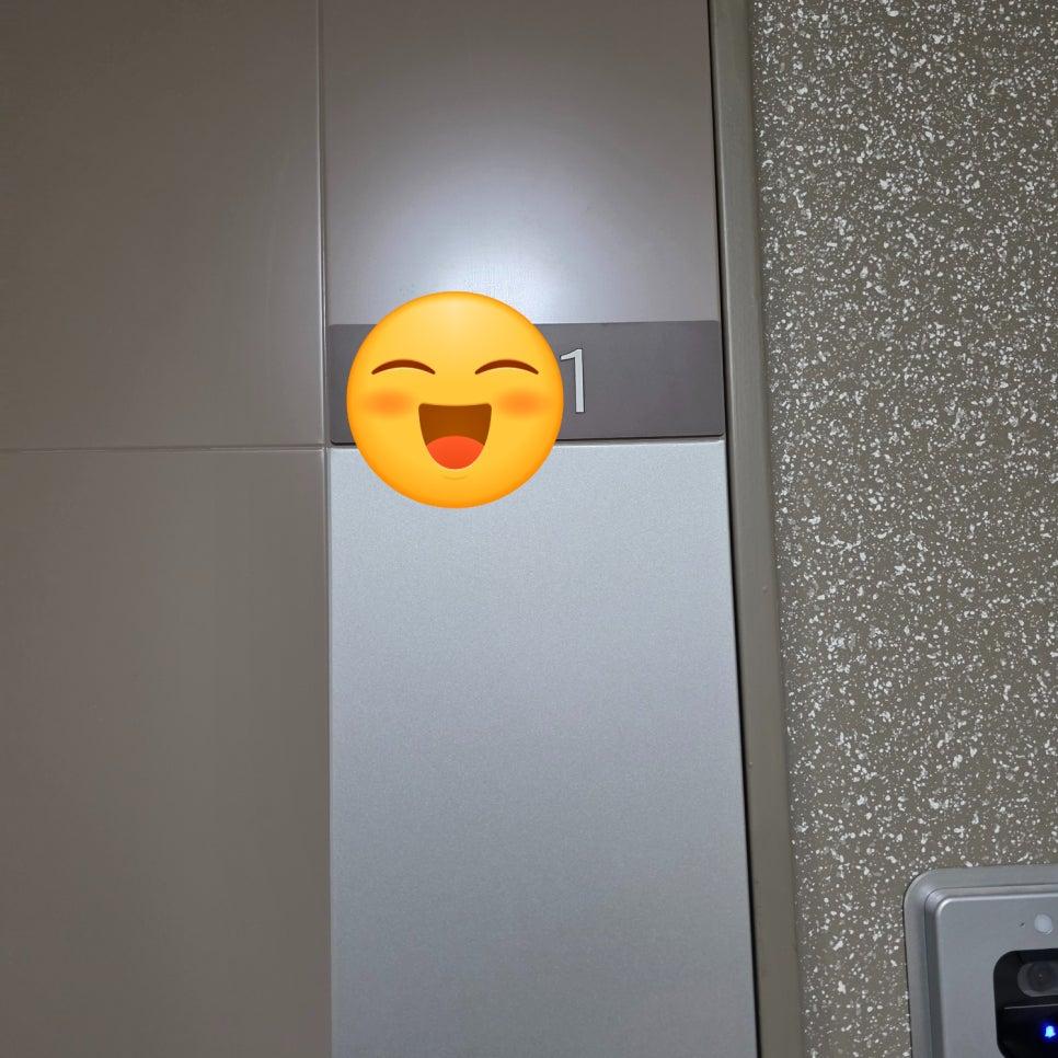작업 시작 전, 먼지 방지를 위해 꼼꼼하게 보양된 문 근처 벽면