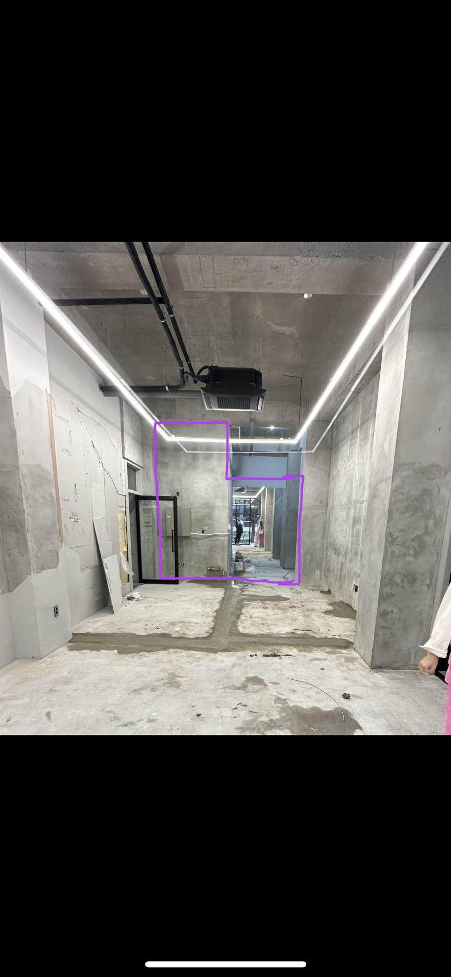 공사가 한창 진행 중인 높은 층고의 매장 내부