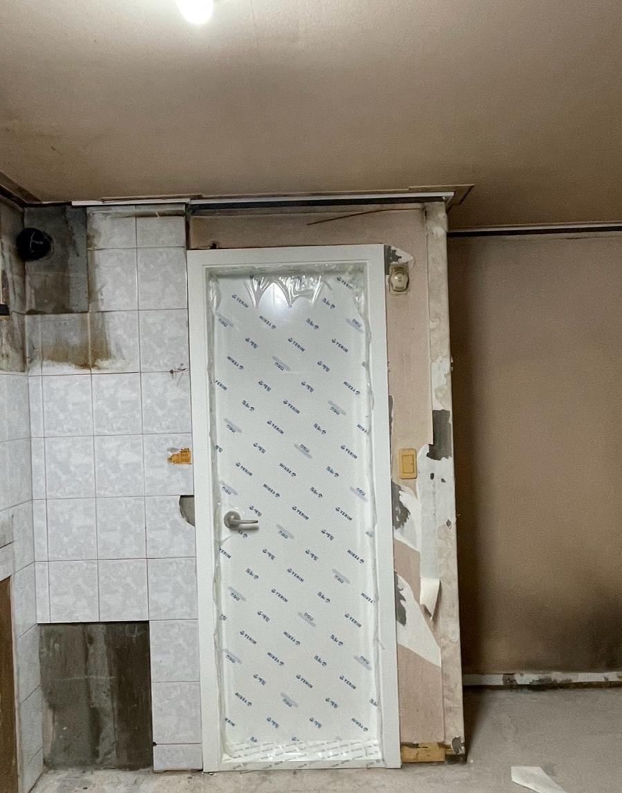 새롭게 자리 잡은 문틀과 문짝 세트