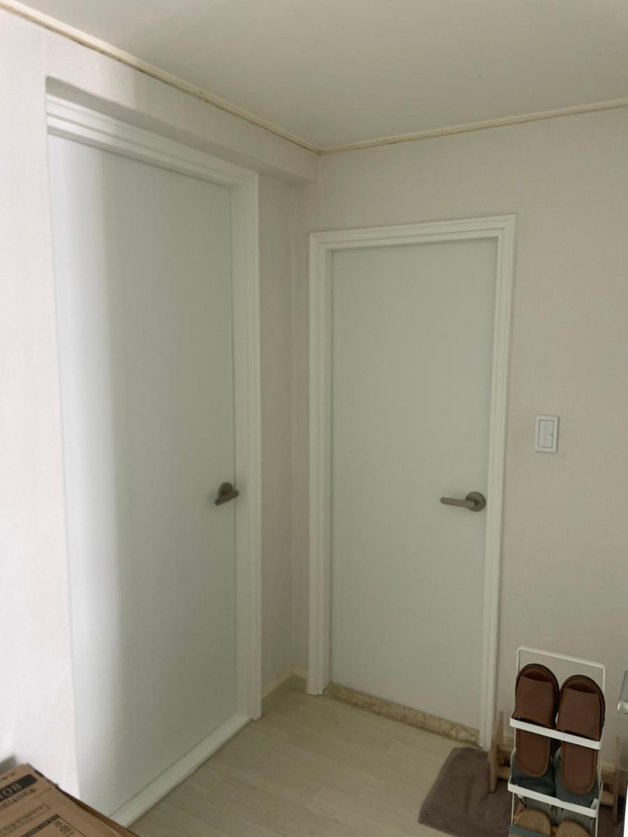 화이트 도어로 환하게 변신한 현관