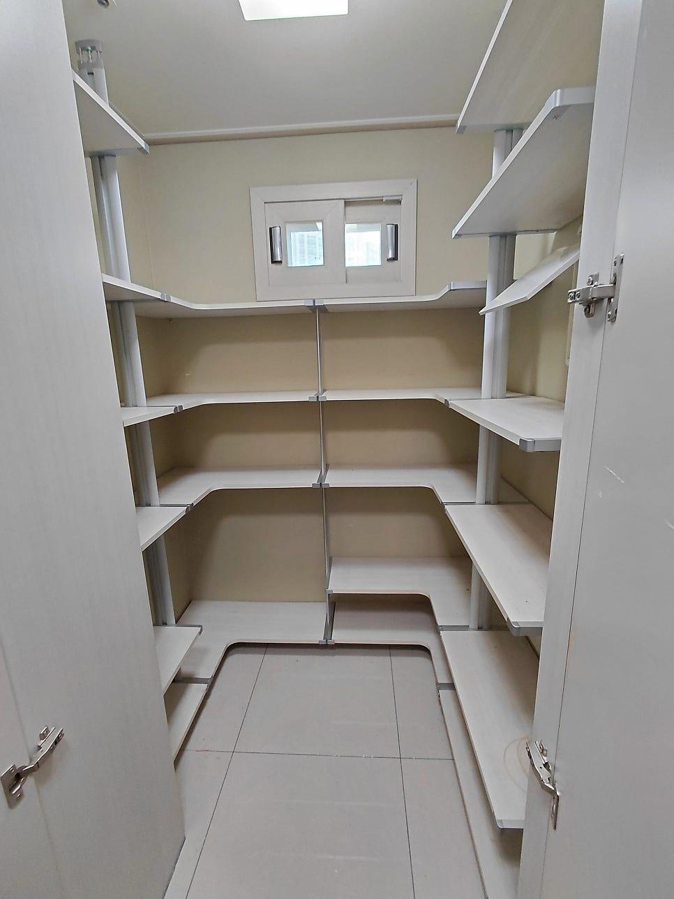 벽면과 바닥 타일까지 모두 제거한 현관 공간