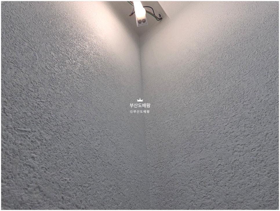 선 없이 매끄럽게 펼쳐진 거실의 전체 전경
