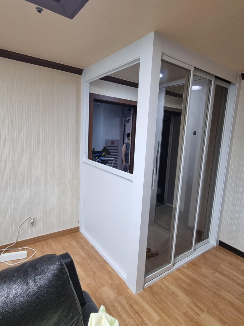 거실 쪽에서 바라본 화이트 ㄱ자 파티션과 3연동 중문