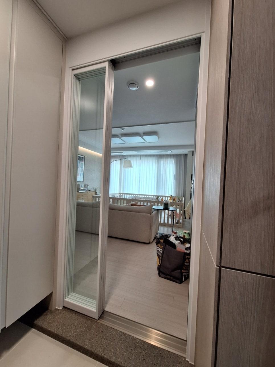 거실 공간이 투명하게 내다보이는 현관 시공 모습