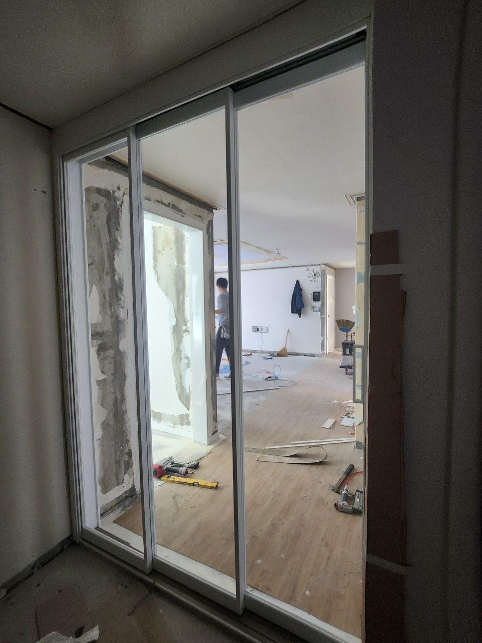 벽면 코팅 작업이 진행 중인 현관 입구의 모습