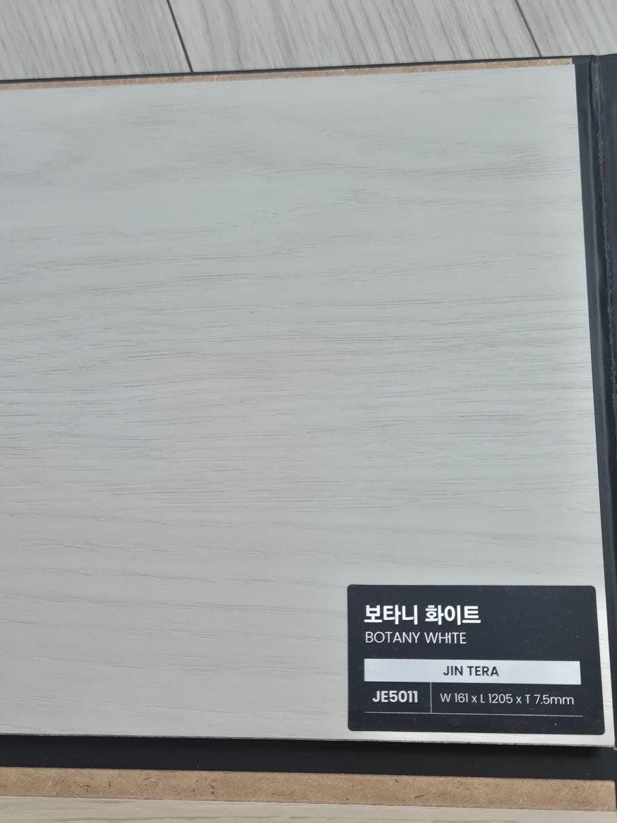 빛이 머무는 거실의 전체적인 모습