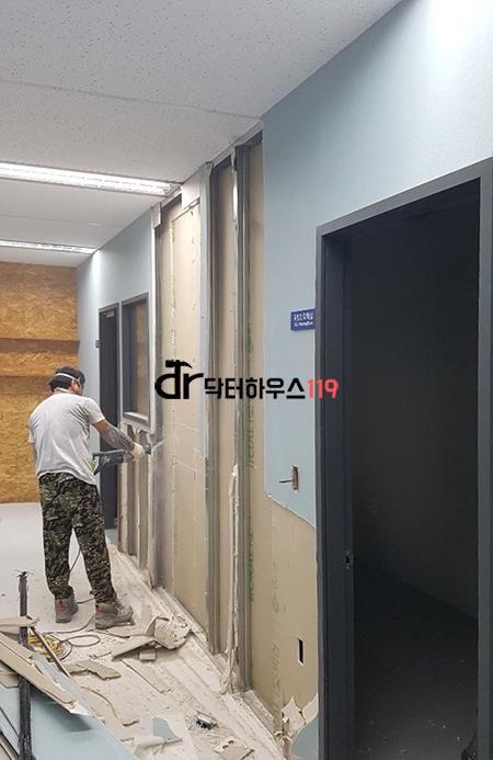 공사 시작 전, 먼지 방지를 위해 벽면 보양을 마친 복도