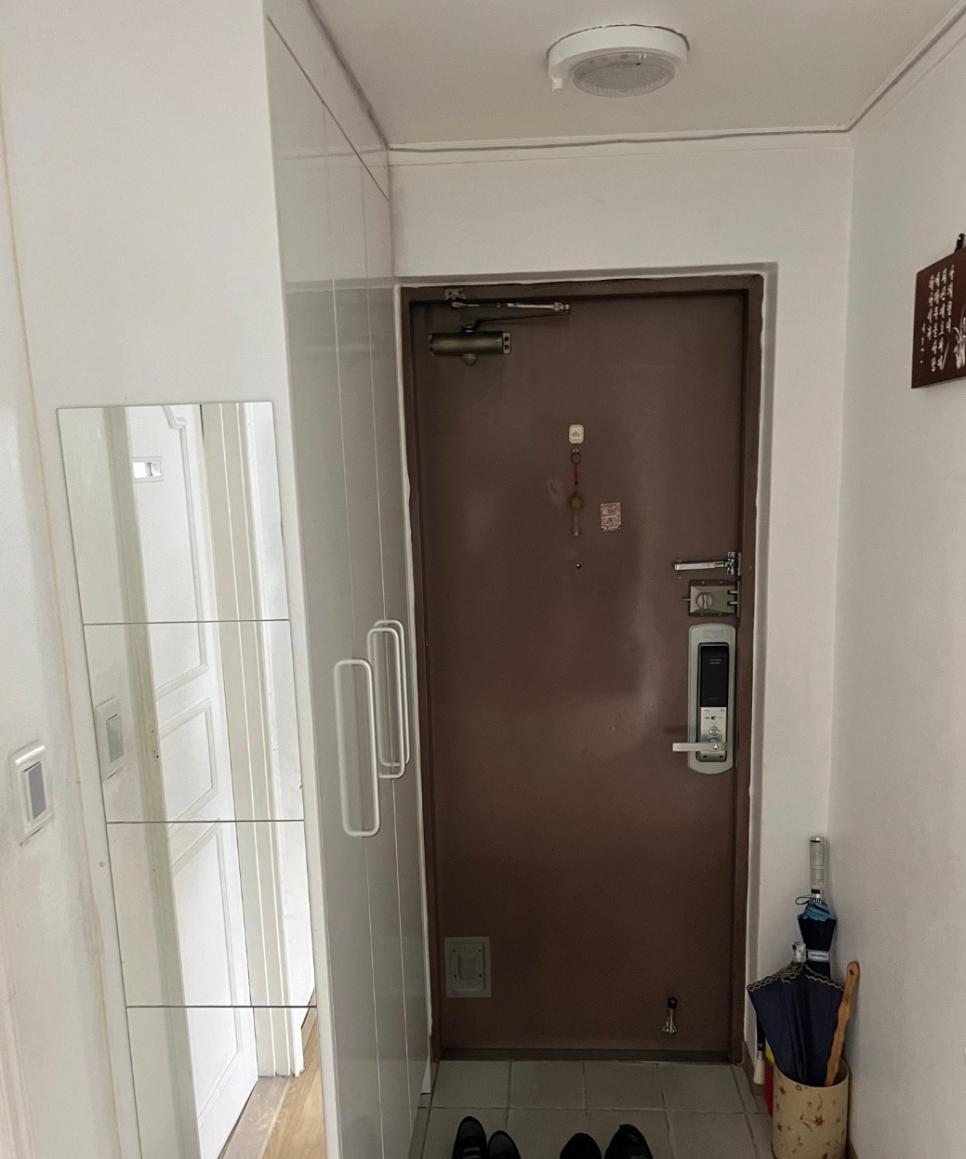 기초 공사를 마치고 새롭게 태어난 거실 모습
