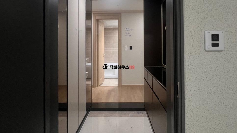 공사가 완료된 깔끔한 거실과 주방의 모습
