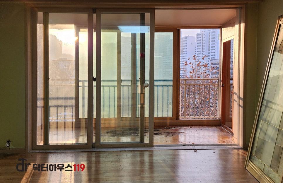 확장 공사를 위해 정리 중인 발코니 공간