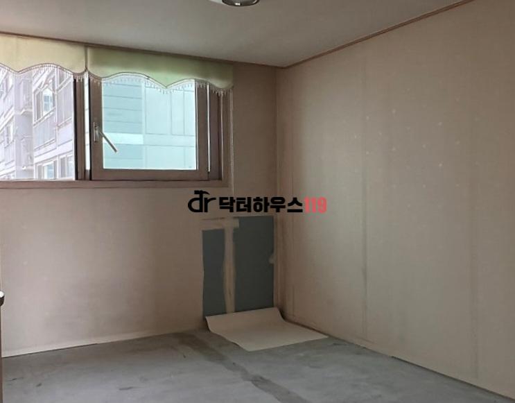 공사 시작 전, 덧방된 타일과 몰딩을 확인하며 걱정했던 현장