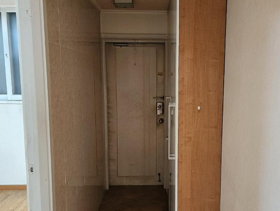 철거 공사가 진행 중인 현관 공간