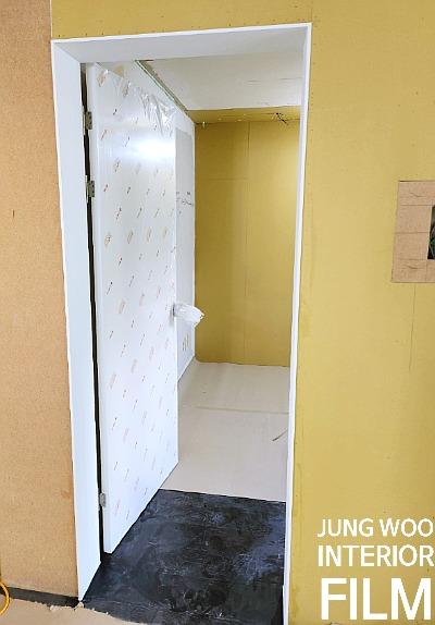 화이트톤으로 깔끔하게 변신한 현관 공간