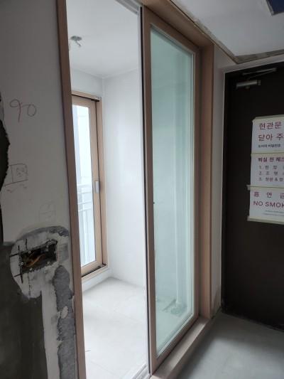 공사가 한창 진행 중이던 복도 현장