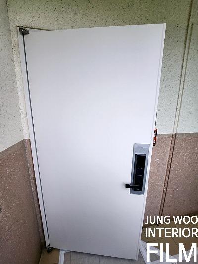 블랙 포인트로 세련미를 더한 화이트 도어와 스위치
