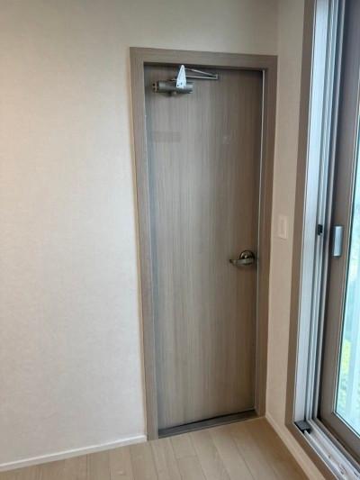 회색 톤의 무거운 도어와 창호가 보이던 시공 전 현관
