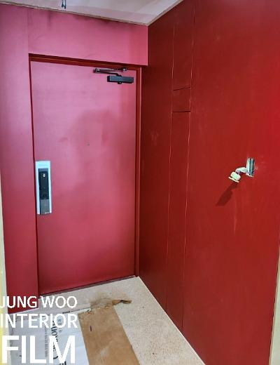 새로운 색을 입히기 위해 정성스럽게 작업 중인 과정