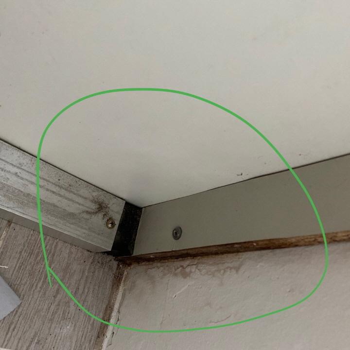 슬라이딩 도어가 있는 실내 공간