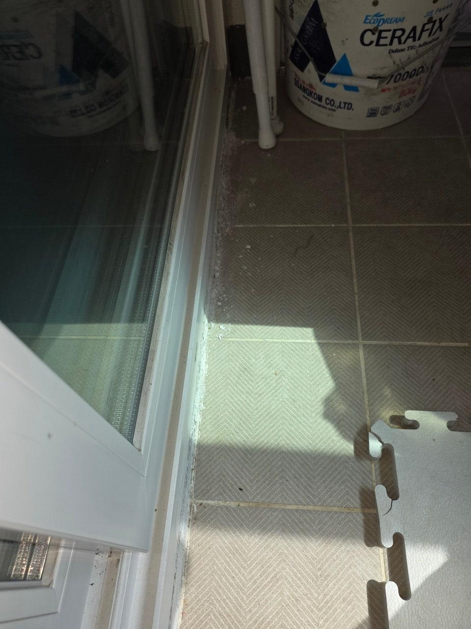 베란다 내부의 슬라이딩문과 벽면 공간