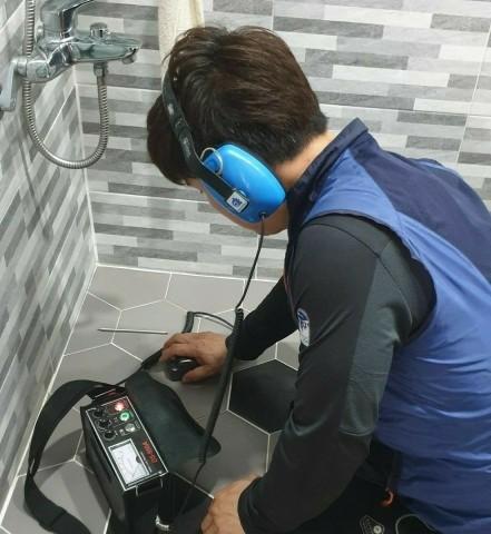 블루와 그레이 톤으로 깔끔하게 완성된 욕실 모습