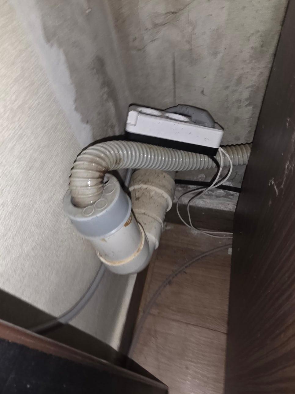 배관과 슬라이딩 도어가 보이는 현장