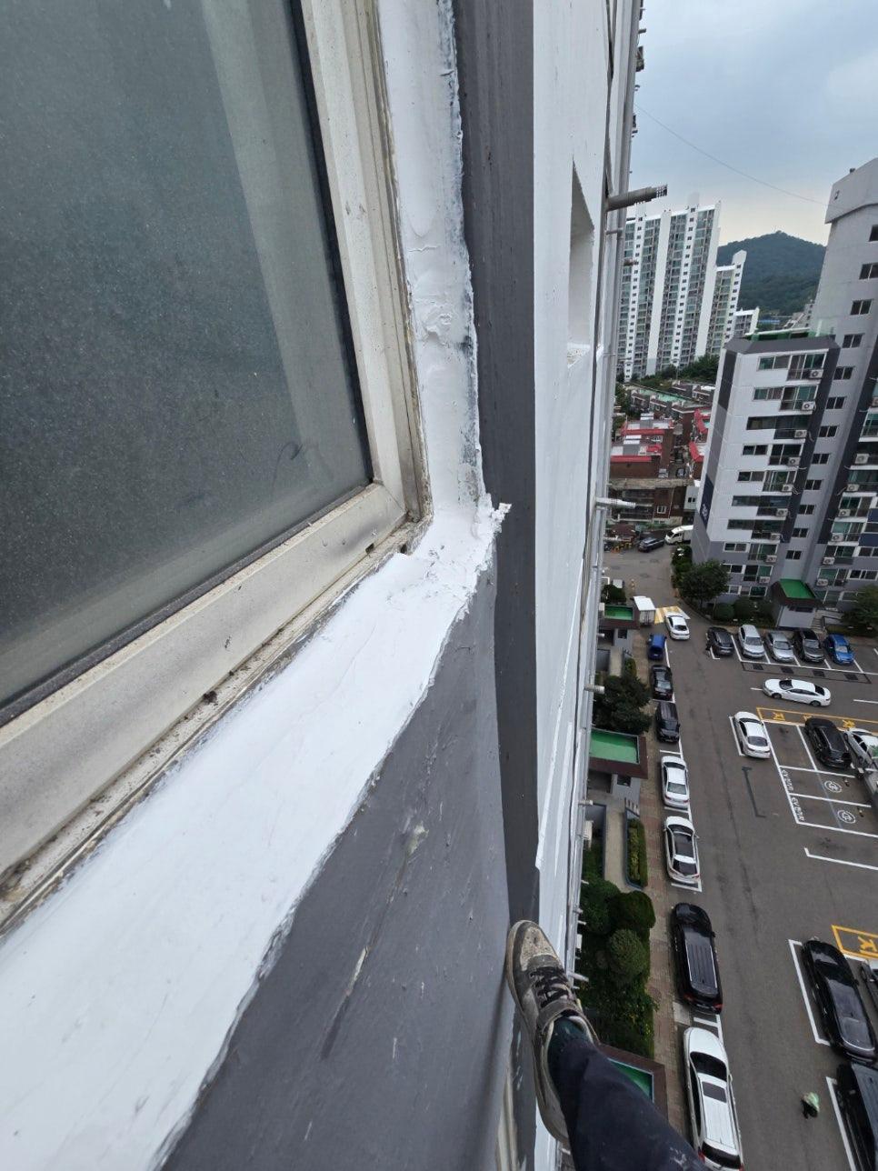 창문이 보이는 발코니 내부 전경
