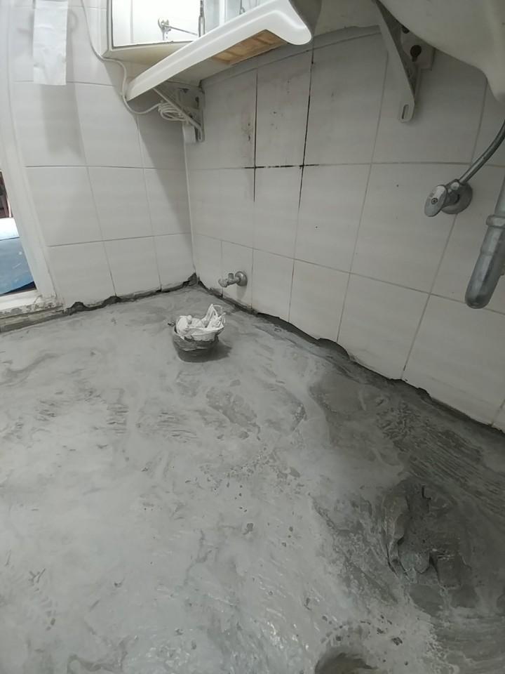 배관과 수도꼭지가 노출된 작업 구간