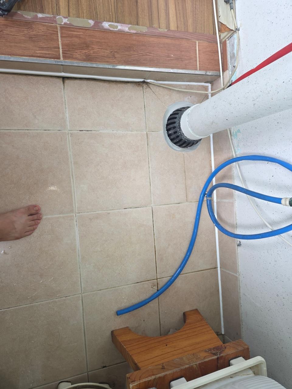 배관과 호스가 노출된 현장