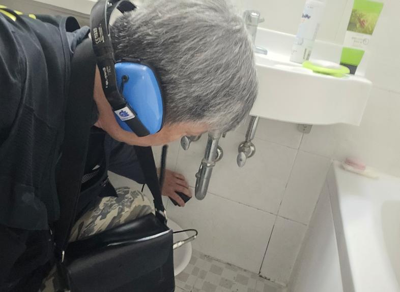 싱크대와 수도관이 보이는 욕실