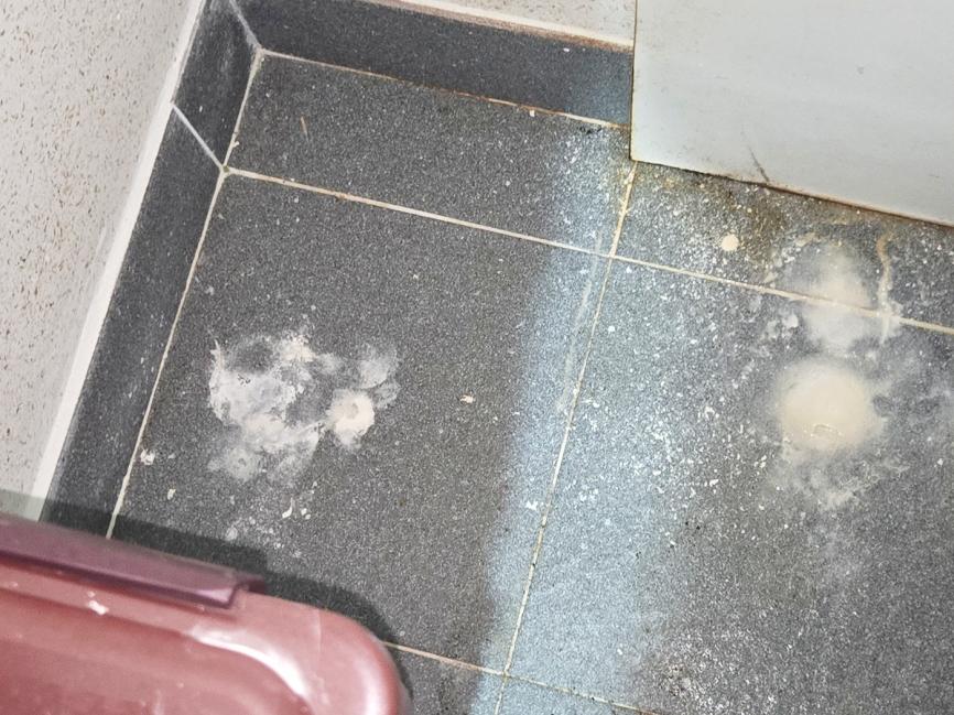 타일 바닥 얼룩 및 오염 상태