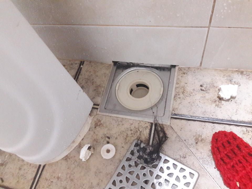 타일 철거 후 드러난 바닥 배관