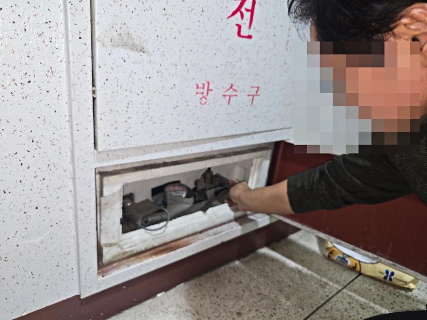 배관 수리 및 교체 작업 중